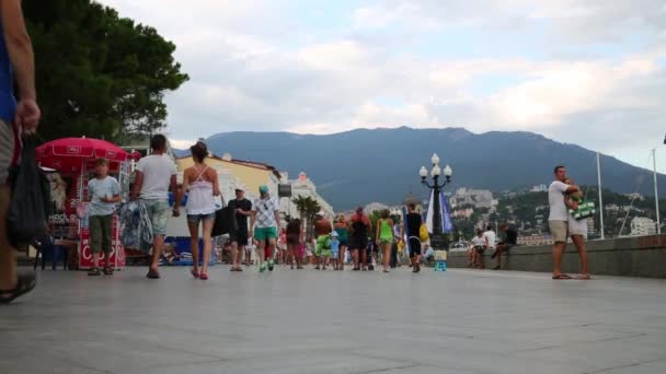 Yalta Crimea Ukraine Aug 2013 People Street Sea — Stock Video