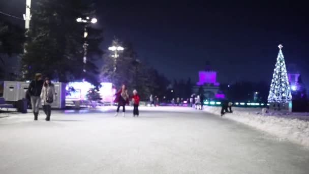 Gente patinando en la pista en Park — Vídeos de Stock