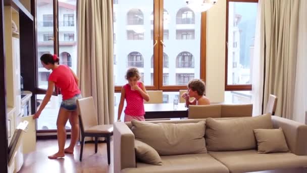 Mãe e filhos em terno de hotel — Vídeo de Stock