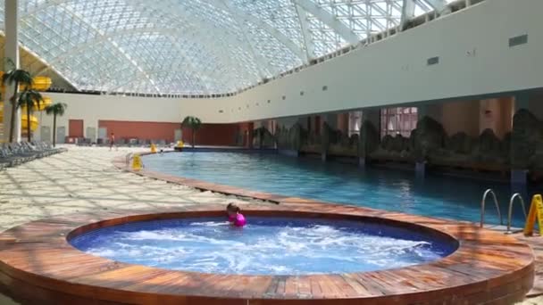 Moderne zwembad in Gorki Gorod Mall — Stockvideo