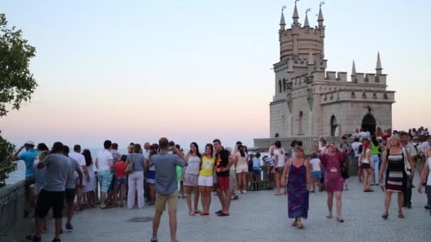 Personas cerca de Castle Swallows Nest — Vídeo de stock