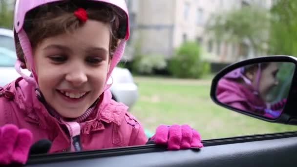 Fille regardant dans la fenêtre de voiture ouverte — Video