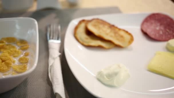 Platos con desayuno en la mesa — Vídeo de stock