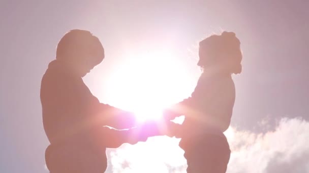 Menino e menina segurar o sol nas mãos — Vídeo de Stock