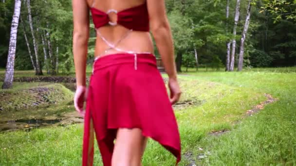 Jeune fille habillée en costume rouge — Video