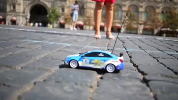 Радиоуправляемый игрушечный автомобиль — стоковое видео