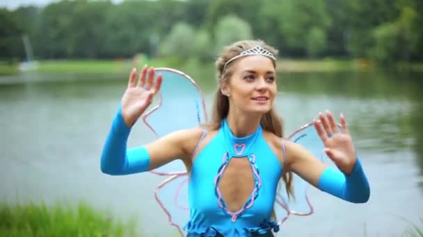 Meisje in fairy jurk met vleugels — Stockvideo