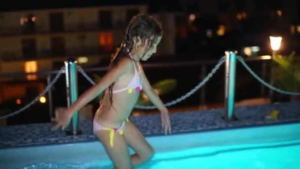 Ragazza che scende all'acqua della piscina — Video Stock