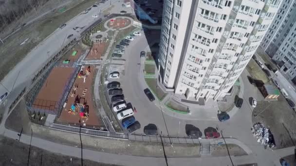 Varios coches aparcados cerca de parques infantiles — Vídeo de stock