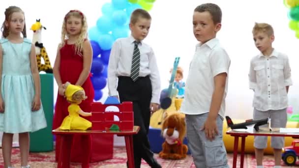 Niños realizan en el festival en el jardín de infantes — Vídeos de Stock