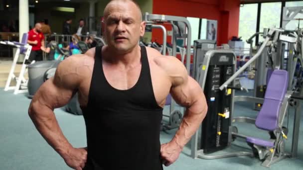 Jersey spor salonunda güçlü adam — Stok video