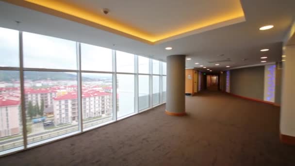 Μεγάλο παράθυρο στο ξενοδοχείο Radisson Blu — Αρχείο Βίντεο