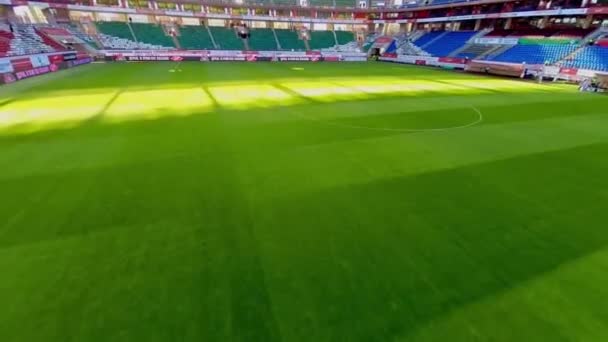 Fußballplatz und Tribünen mit Wache — Stockvideo