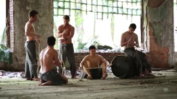 Hommes dans un bâtiment abandonné — Video