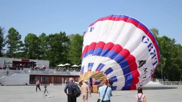 İnsanlar hava balon şişirme izle — Stok video