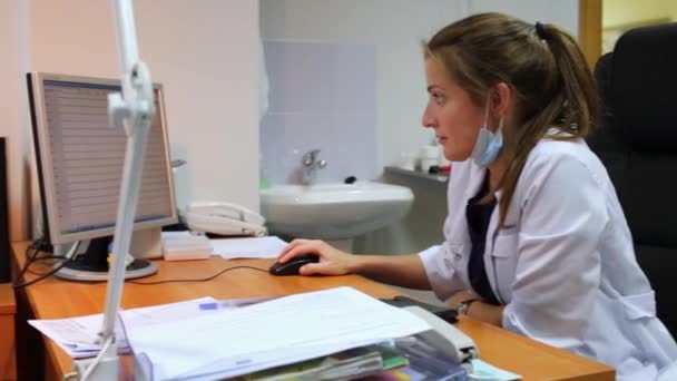 Доктор смотрит на дисплей с живыми картами — стоковое видео