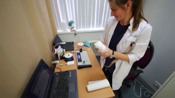 Arzt saubere Kappe für Elektroenzephalographie — Stockvideo