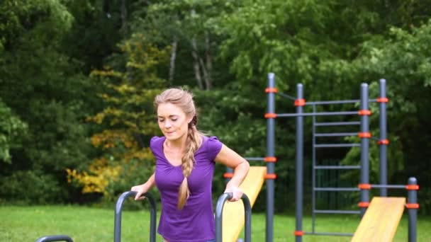 Jong meisje push-ups op balken — Stockvideo