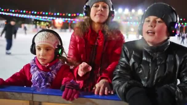 Mãe com filhos se divertindo — Vídeo de Stock