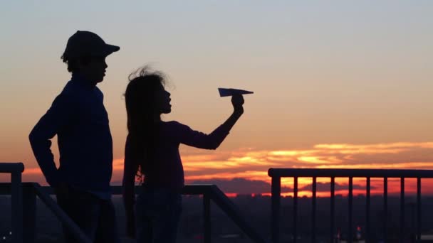 Niño y niña con aviones de papel — Vídeo de stock