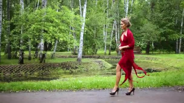 Chica joven vestida con traje rojo — Vídeos de Stock