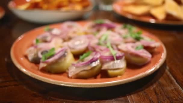 Herring with potatoes and onions — Stock Video