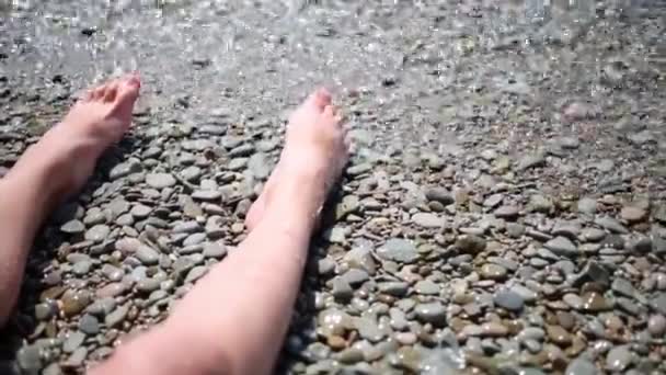Kvinnliga barfota ben på pebble — Stockvideo