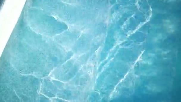 Escaliers sous l'eau bleue 