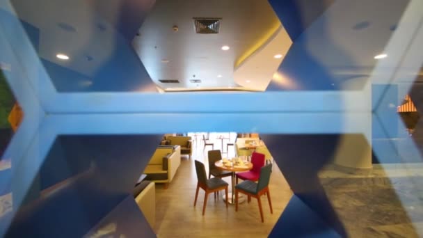 Медовая стена в кафе современного отеля — стоковое видео