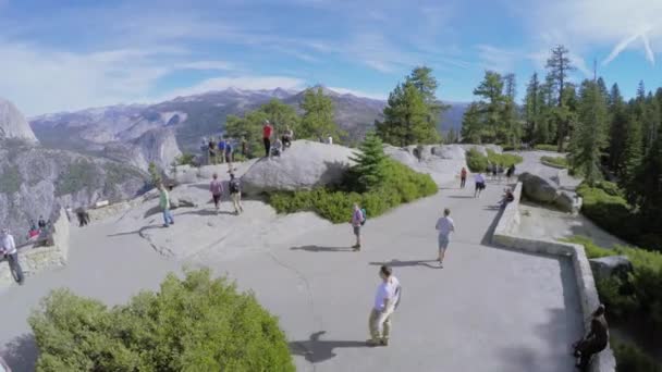 Tourists walk by observation area — Stock Video