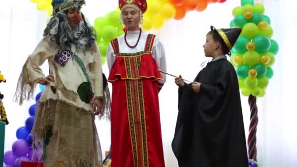 Donna in costume esibirsi alla festa dei bambini — Video Stock