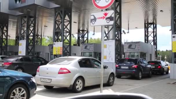 Auto's wachtrij aan turnpike weg in Moskou — Stockvideo