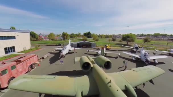 Expositions de véhicules aériens au Musée de l'aérospatiale — Video