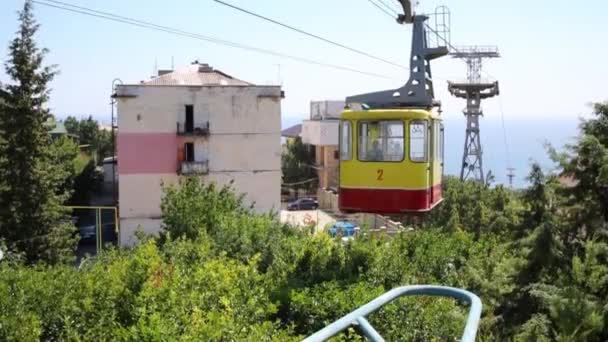 Gelber Umzugswagen der Seilbahn — Stockvideo