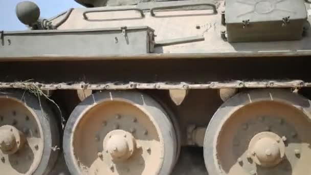 Tank T-34-85 med inskription Rudy — Stockvideo