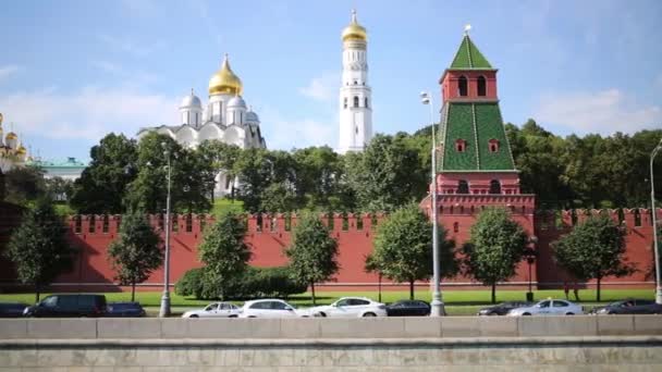 Tráfego na estrada perto de muralhas do Kremlin e igreja em Moscou — Vídeo de Stock