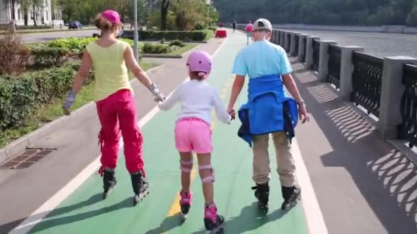 子供のローラー スケートと母 — ストック動画