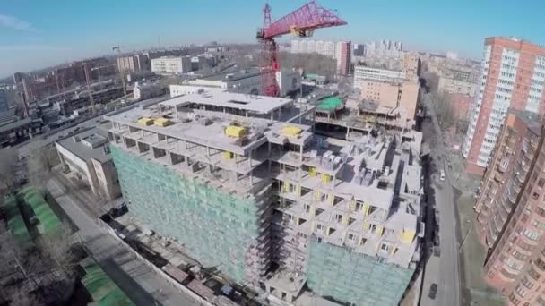 Paysage urbain avec grue sur chantier — Video