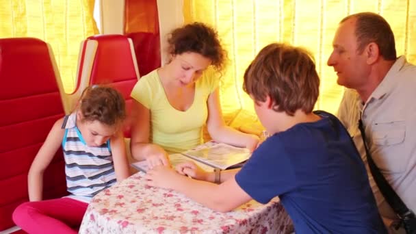 Familjen ser på menyn i restaurangvagnen — Stockvideo