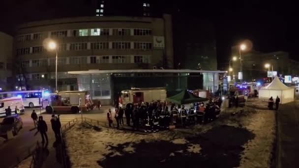 Brandmän nära Fire-engines med bliners — Stockvideo