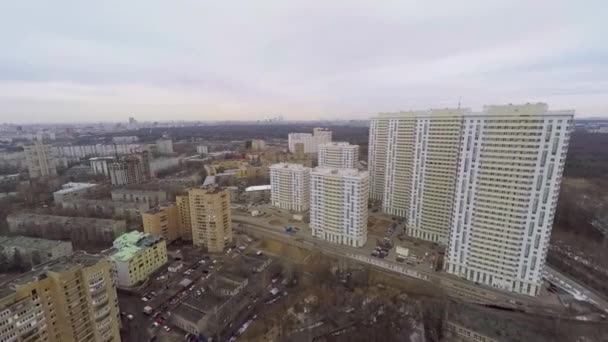 Paisaje urbano con complejo residencial cerca del parque nacional — Vídeos de Stock