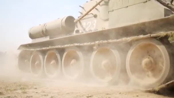 Tanks en soldaten op onverharde weg — Stockvideo