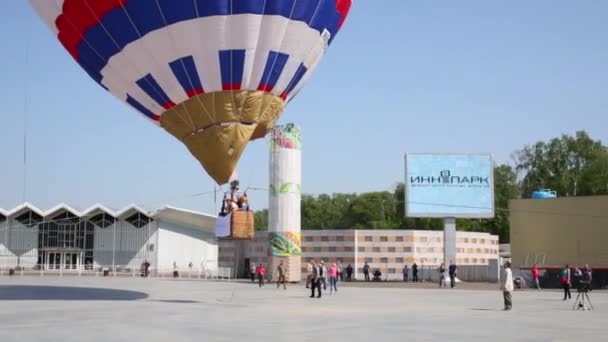 Ballon pneumatique sur cordes dans le parc Sokolniki — Video