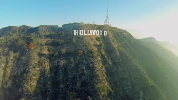 Hollywood teken in de buurt van communicatie toren — Stockvideo