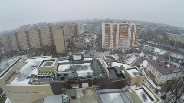Stadsgezicht met bolvormig glazen dak van gebouw — Stockvideo