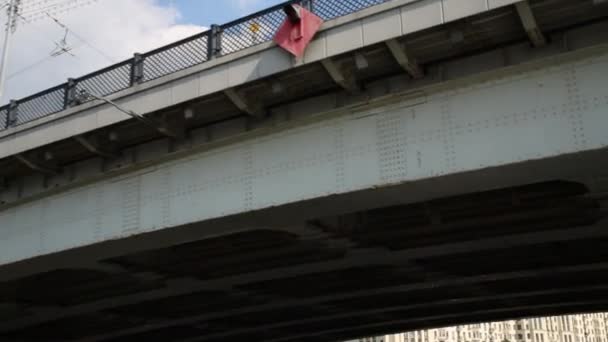 Brug en voortbouwend op de dijk van de Kotelnicheskaya — Stockvideo