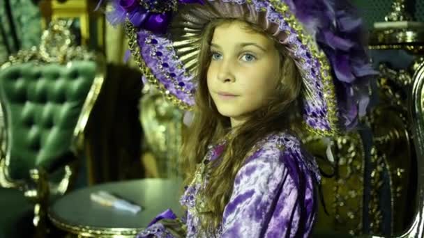 Senyum gadis dalam gaun kuno dan topi — Stok Video