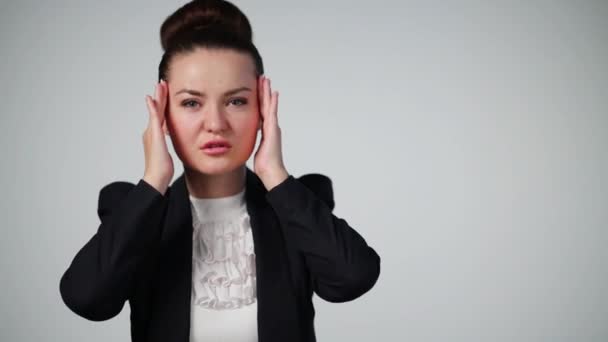 Frau im Anzug berührt Stirn — Stockvideo
