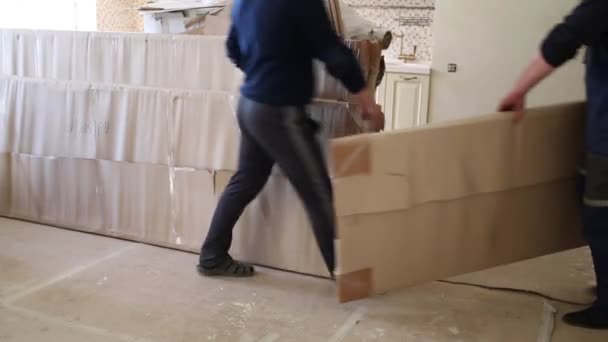 Workers carrying cardboard boxes — Stock Video