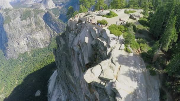 Männer klettern auf Felsen — Stockvideo